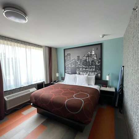 Super 8 By Wyndham Brooklyn Williamsburg Hotel New York Exterior photo