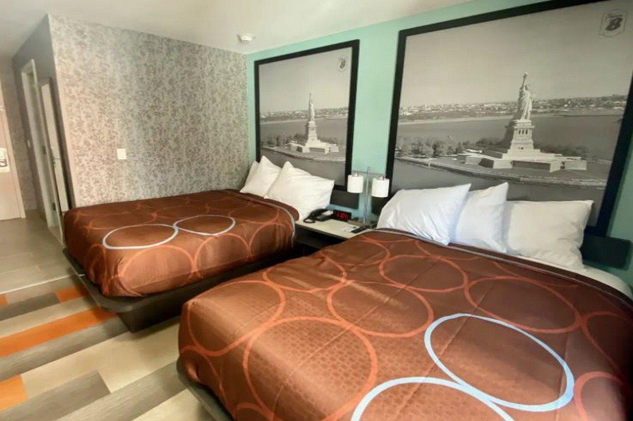 Super 8 By Wyndham Brooklyn Williamsburg Hotel New York Exterior photo