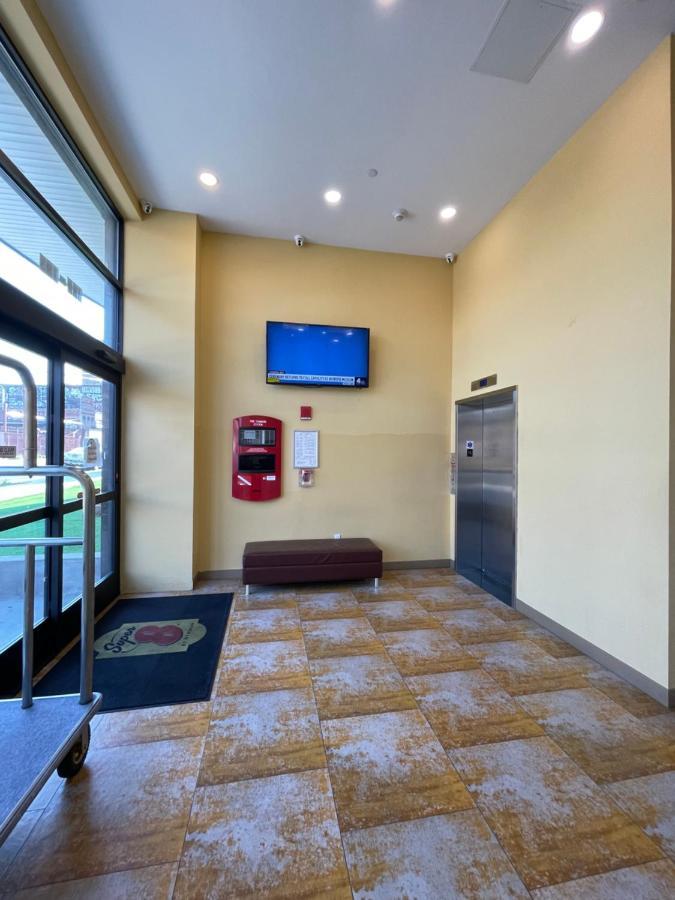 Super 8 By Wyndham Brooklyn Williamsburg Hotel New York Exterior photo