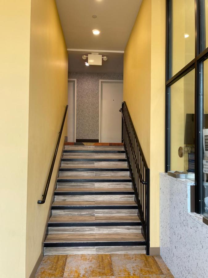 Super 8 By Wyndham Brooklyn Williamsburg Hotel New York Exterior photo